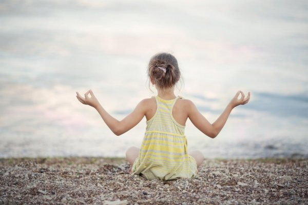Fotolia_55408105_ChildMeditating